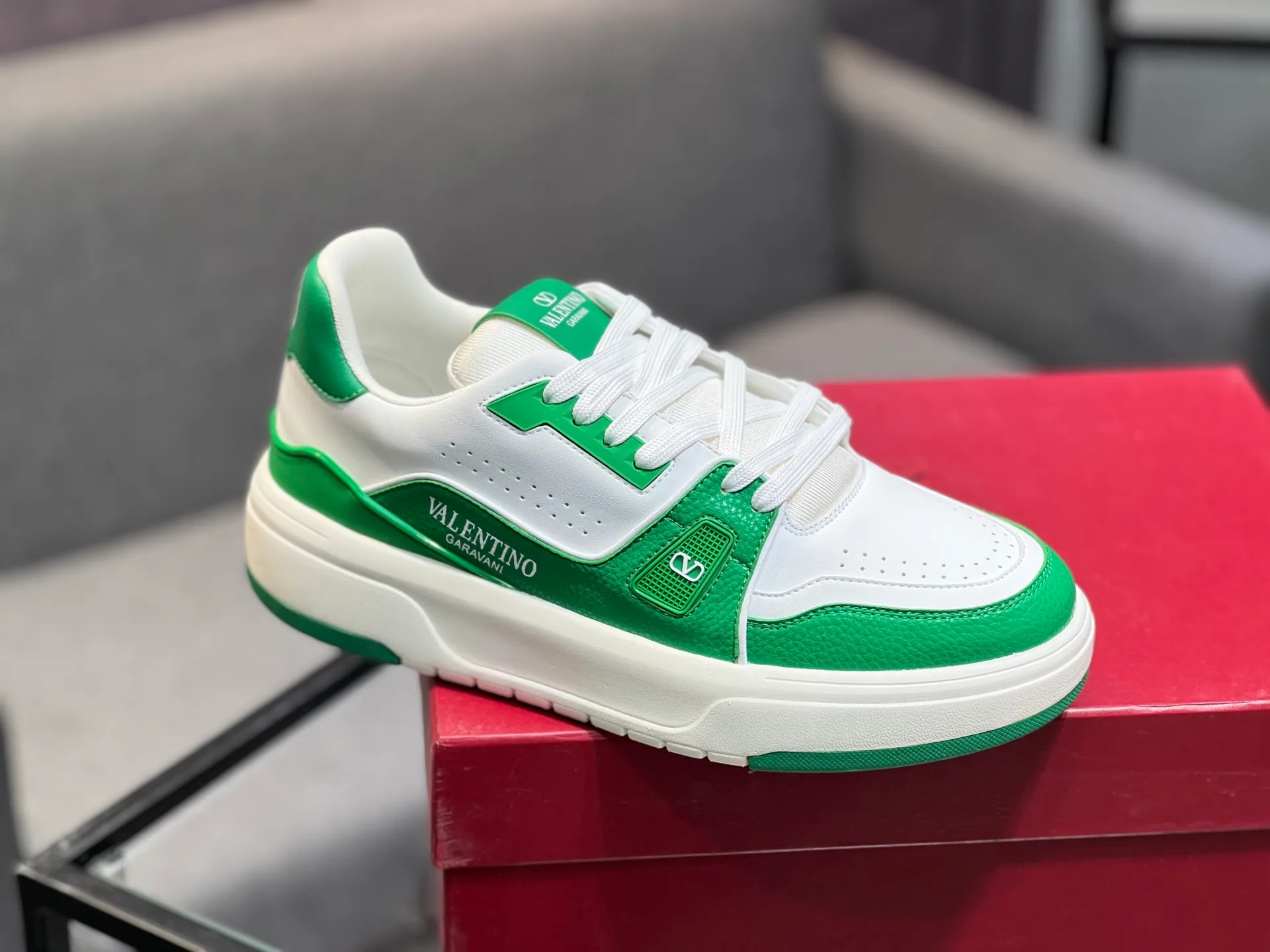 Men's men's shoes 💰660 𝑽𝒂𝒍𝒆𝒏𝒕𝒊𝒏𝒐 Valentino 𝑶𝒏𝒆𝑺𝒕𝒖𝒅 Couple's sneaker series Valentino 2025 latest couple's sneakers, celebrity style, hot sale. The original ZP was purchased and dismantled. Repeated pattern making and modification. I strive to restore the original version 1:1! Top luxury masterpiece, soft and comfortable, combining fashion and leisure, bringing excellent elegant texture and excellent on-foot comfort. Top purchase version upper: imported calfskin surface/original oil edge craftsmanship. Inner: water-dyed cowhide lining. Outsole: original development 𝐓𝐏𝐔 two-color combination outsole. Packaging: original configuration complete package. Code number: 35-44 yards. 34.45 can be customized. Can be customized (self-labeled-no label) order.